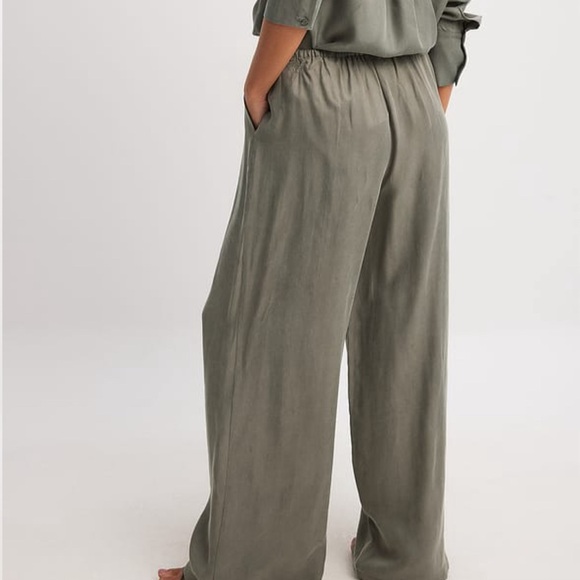 NA-KD Cupro Blend Elastic Waist Pants - Picture 3 of 5